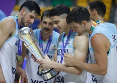 Argentīnas izlases basketbolisti ar tikko izcīnīto trofeju.