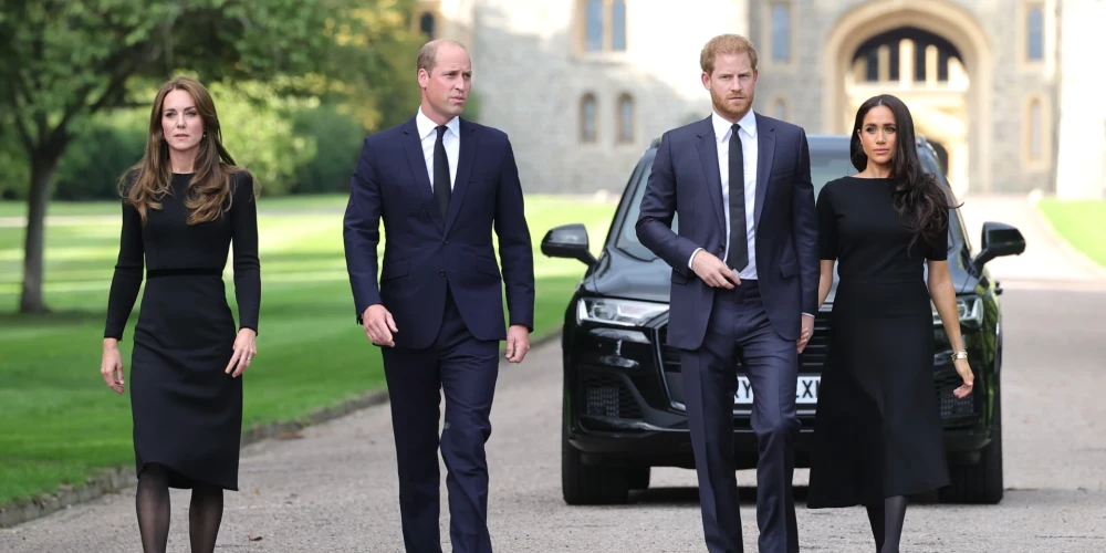 Velsas princese Ketrīna, Velsas princis Viljams, Saseksas hercogs princis Harijs un Saseksas hercogiene Megana dodas apskatīt pie Vindzoras pils noliktos ziedus .