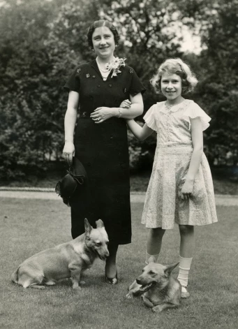 Princese Elizabete ar mammu un korgijiem 1936. gadā.