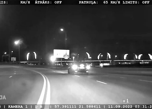 VIDEO: policija acumirklī pārtrauc "Mazda" vadītāja neprātīgo "lidojumu" pa Ventspils ielām