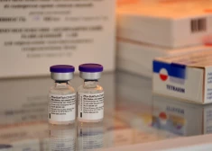 Apstiprina "Pfizer/BioNTech" pielāgoto vakcīnu pret Covid-19 omikrona variantiem