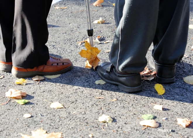 Vecais kungs apraudas, kad ierauga uzdāvinātās vilnas zeķes, jo viņam ziemā ir tikai gumijas zābaki