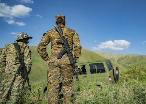 Armēnijas karavīri patrulē kalnos netālu no robežas ar Azerbaidžānu Gegharkunik ielejā. 