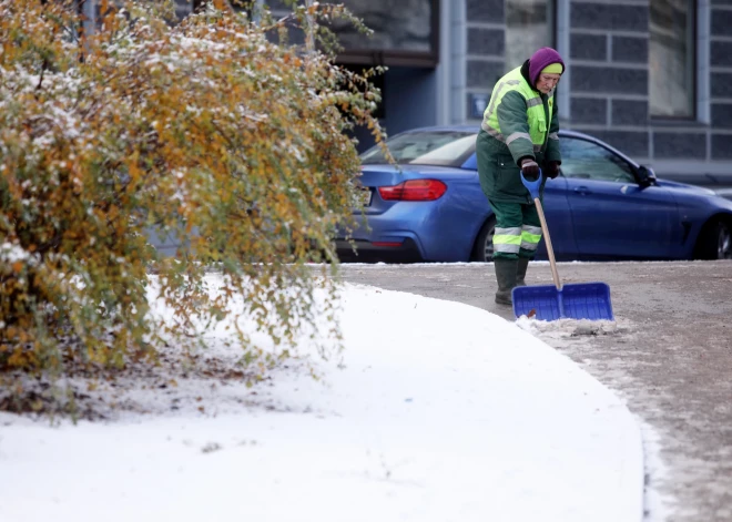 Trīs gadu laikā Rīga pāries uz centralizētu ietvju tīrīšanu ziemā