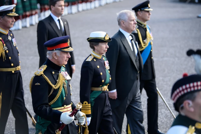 Atdodot godu karalienei Edinburgā, princis Čārlzs (tagad karalis Čārlzs III), princese Anna un princis Edvards bija ģērbušeis savās militārajās uniformās, taču princis Endrū ne.