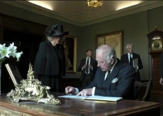 VIDEO: karali Čārlzu III pamatīgi sadusmo pildspalva