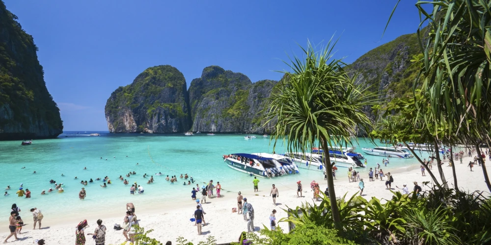 2017. gada 4. marta fotoattēlā tūristi izbauda populāro Maiju līci Phi Phi salā, Krabi provincē, Taizemē.