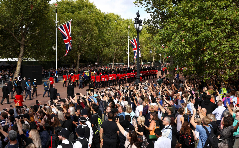 FOTO: Londonas centrā desmitiem tūkstošu cilvēku vēro Elizabetes II zārka pārvešanu