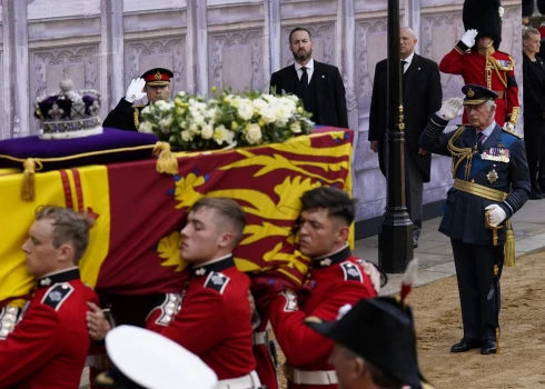 ВИДЕО: в Лондоне началось публичное прощание с королевой Елизаветой II