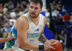 Luka Dončičs, kurš pirmo reizi Eiropas meistarsacīkstēs noslēdza spēli pirms pamatlaika beigām piecu personīgo piezīmju dēļ, Slovēnijas rindās guva 14 punktus, izcīnīja 11 atlēkušās bumbas un tika pie septiņām rezultatīvām piespēlēm, kamēr Vlatko Čančars izcēlās ar 21 gūto punktu.