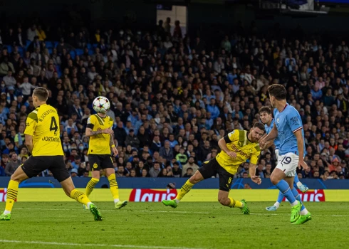 G grupas spēlē Mančesteras "City" laukuma saimnieku lomā ar rezultātu 2:1 (0:0) izcīnīja uzvaru pār Dortmundes "Borussia" komandu.