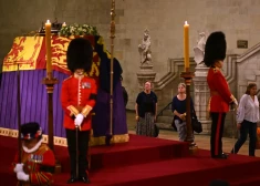 VIDEO: blakus karalienes zārkam noģībis viens no Karaliskās gvardes sargiem
