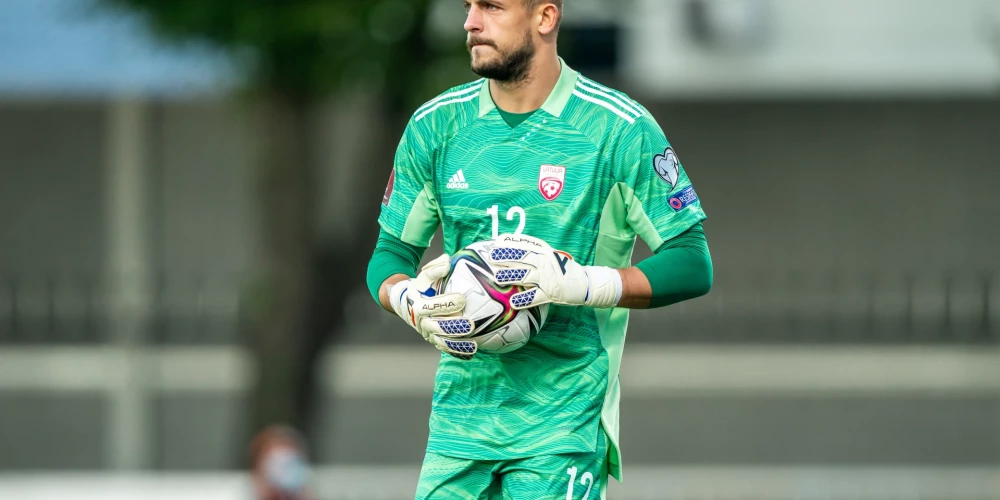 Roberts Ozols (dzimis 1995. gada 10. septembrī Kuldīgā) ir Latvijas futbolists, vārtsargs. 2018. un 2019. gada sezonās  ar Riga FC kļuvis par Virslīgas čempionu. 2018. gadā ar komandu uzvarēja arī Latvijas kausa izcīņā. Karjeru sācis FK Liepājas Metalurgs dublieru komandā. Virslīgā debitēja 2013. gadā FK Spartaks Jūrmala sastāvā, 2014. gadā spēlēja FK Daugava Rīga komandā. Latvijas izlases sastāvā debitēja 2020. gada 7. oktobrī pārbaudes spēlē pret Melnkalni.