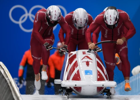 Tiek meklēti sportisti, kas grib un var cīnīties par olimpiskajām medaļām: izsludināta vēl viena bobsleja stūmēju atlase