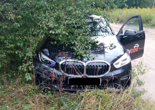 Ziepniekkalnā krūmos pamests avarējis nomas auto