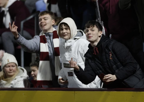 Vairāk nekā tūkstotis dažādu paaudžu “Hearts” līdzjutēju ir ieradušies Rīgā atbalstīt savu komandu UEFA Konferences līgas mačā pret Latvijas čempioniem RFS. 