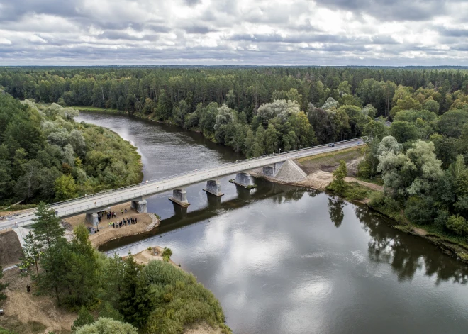 FOTO: motocikli Strenčos atklāšanas dienā izrībinājuši pārbūvēto tiltu pār Gauju