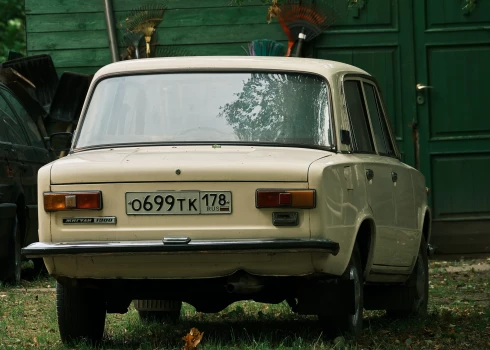 Россияне в ЕС используют поддельные автомобильные номера из-за страха вандализма