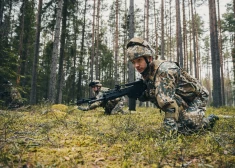 Maijā pamatapmācību kursu Alūksnes Kājnieku skolā apguva 48 rezervisti. 