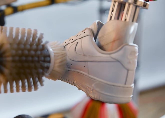 В Лондоне робот бесплатно чистит и ремонтирует кроссовки Nike