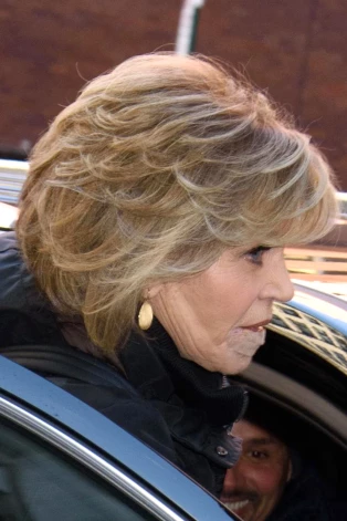 ,  - 20180115
Jane Fonda With Bandage on Bottom Lip and Chin Chats on her Phone in the Car
-PICTURED: Jane Fonda