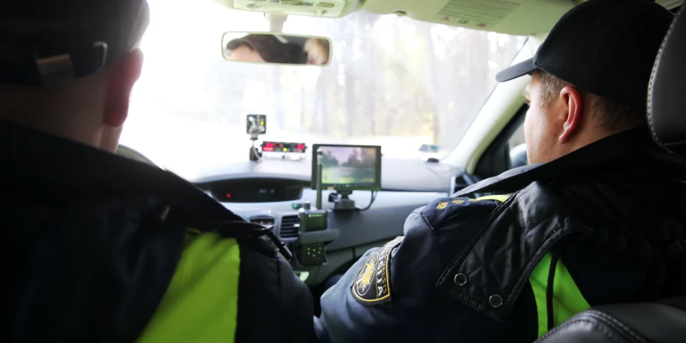 Valsts policijas ekipāža.