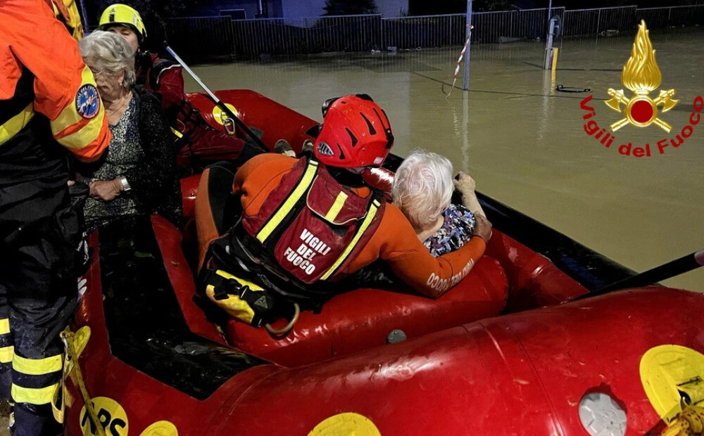 VIDEO: spēcīgu lietavu izraisītos plūdos Itālijā gājuši bojā astoņi cilvēki