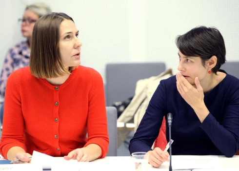 Žurnāla "Ir" žurnāliste Indra Sprance (no kreisās) un žurnāla "Ir" galvenā redaktore Nellija Ločmele.