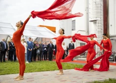 Pirms gada jaunā "Laimas" ražotne Ādažu novada Birznieku ciematā tika atklāta krāšņā ceremonijā: bija ieradies premjers Krišjānis Kariņš, dejoja smukas meitenes, tika teiktas skaistas runas. Savukārt vietējiem prieks mazinājies, jo viņi nevarot izturēt saldumu smaku.