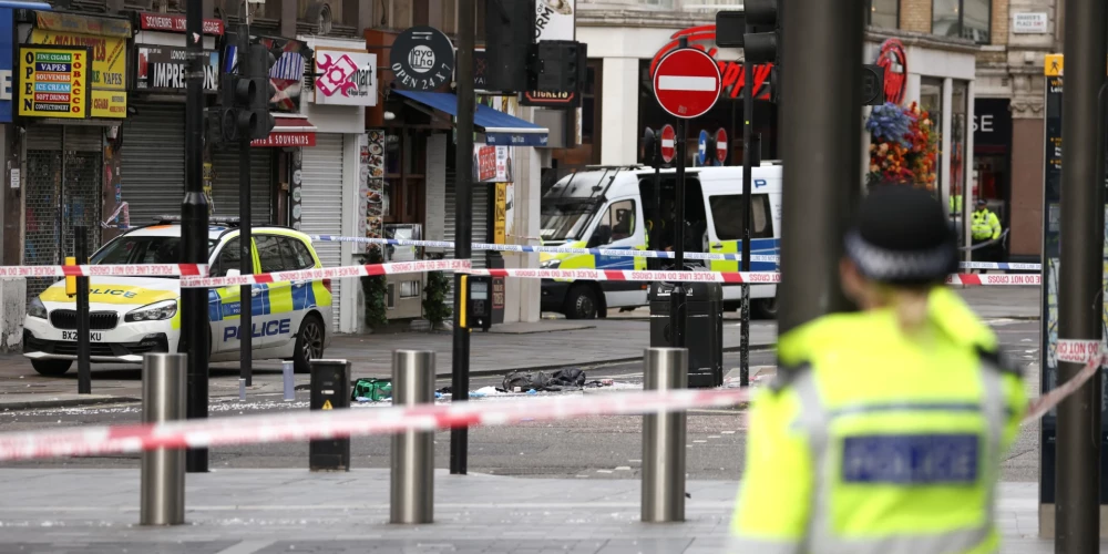 Policijas transportlīdzekļi ir redzami notikuma vietā, kur tika sadurti divi policisti, netālu no Lesteras laukuma, Londonā, Lielbritānijā, 2022. gada 16. septembrī.