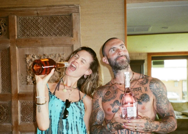 Жена солиста Maroon 5 Адама Левайна подтвердила слухи о грядущем пополнении в семье