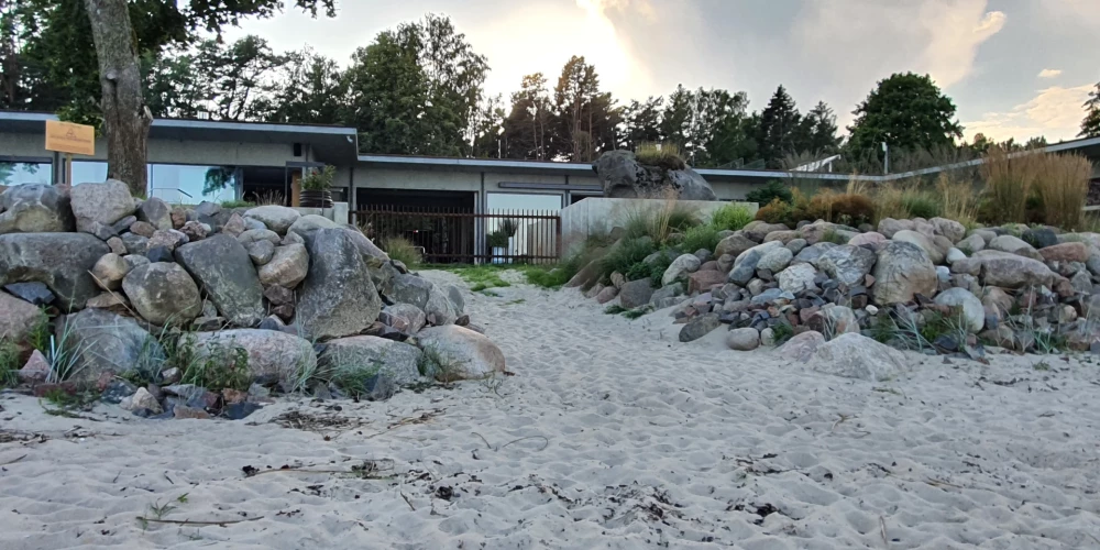 Būvniecības guru Armands Garkāns uzcēlis iespaidīgu ģimenes māju jūras krastā