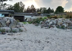 Būvniecības guru Armands Garkāns uzcēlis iespaidīgu ģimenes māju jūras krastā