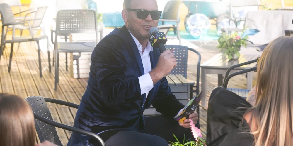 Aizvadītās vasaras nogalē raidījuma "Pasaki to skaļi" vadītājs Lauris Reiniks īsi pirms došanās pārsteidza ar ziņu, ka jaunajā sezonā vairs nebūs redzams arī  televīzijas ekrānos. Reinika vietu kā raidījuma vadītājs ieņēmis šovmenis Roberto Meloni.