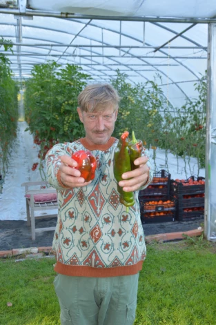 “Tā es te trimdā laukos ciešu,” smejas Dāvids, paskaidrojot, ka šī ironija viņam radusies, atceroties Raiņa un Aspazijas “sūro” likteni – viņi par partijas naudu baudījuši dzīvi villā Lugāno ezera krastā Šveicē un čīkstējuši, “trimdā cieš”.