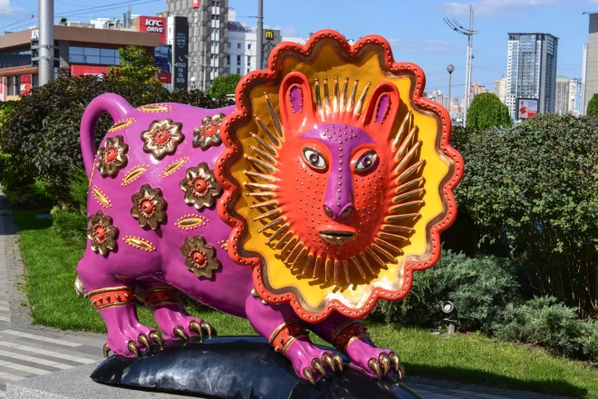 Pēc Marijas Primačenko darba veidota fantāziju lauvas skulptūra Kijivā.