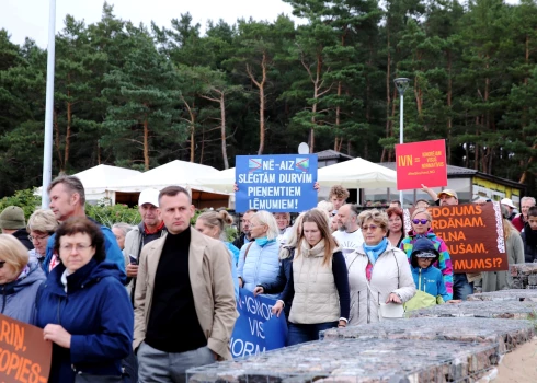 Nesen Saulkrastos uz protestu pulcējās aptuveni 200 gāzes termināļa pretinieku. 