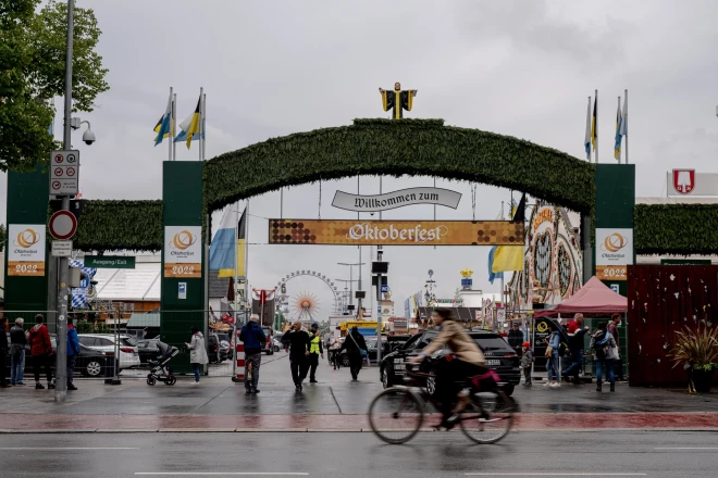 "Oktoberfest" galvenā ieeja Bavārijas galvaspilsētā Minhenē.