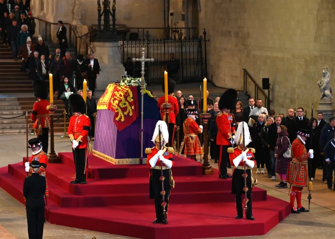 Полиция задержала пробившегося к гробу Елизаветы II британца