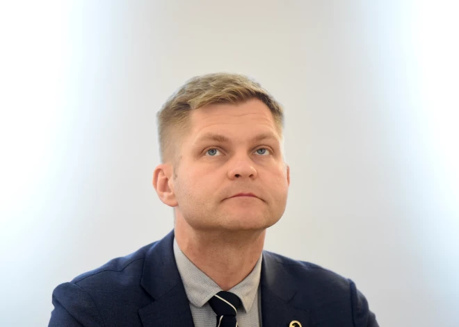 Ministram Eglītim jāmaksā 1855 eiro bijušajai FID vadītājai par tiesāšanās izdevumiem