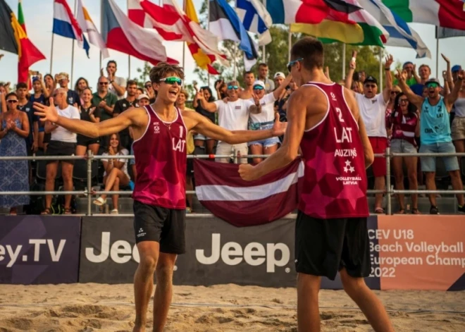 Fokerots/Auziņš izcīna zeltu pasaules U-19 čempionātā pludmales volejbolā