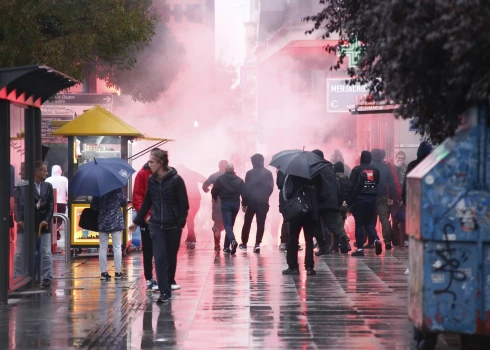 Vietējie mediji ziņoja, ka izcēlās sadursmes, un Eiropraida pretinieki meta policistiem ar signālraķetēm.