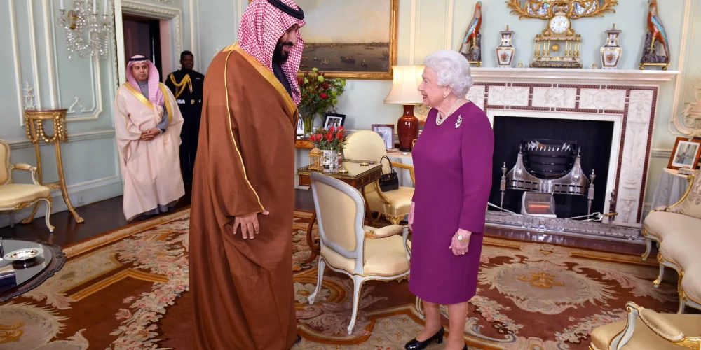 Uz karalienes bērēm ielūgtais Saūda Arābijas kroņprincis, visticamāk, tās neapmeklēs