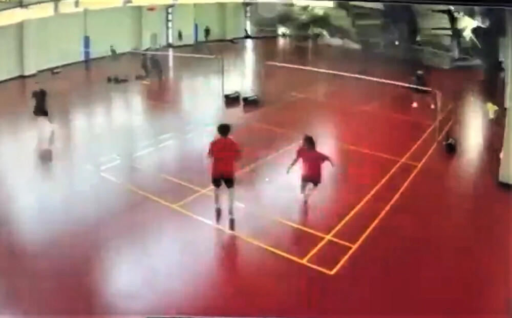 Stindzinošs skats: zemestrīces laikā Taivānas skolā iebrūk sporta zāles jumts