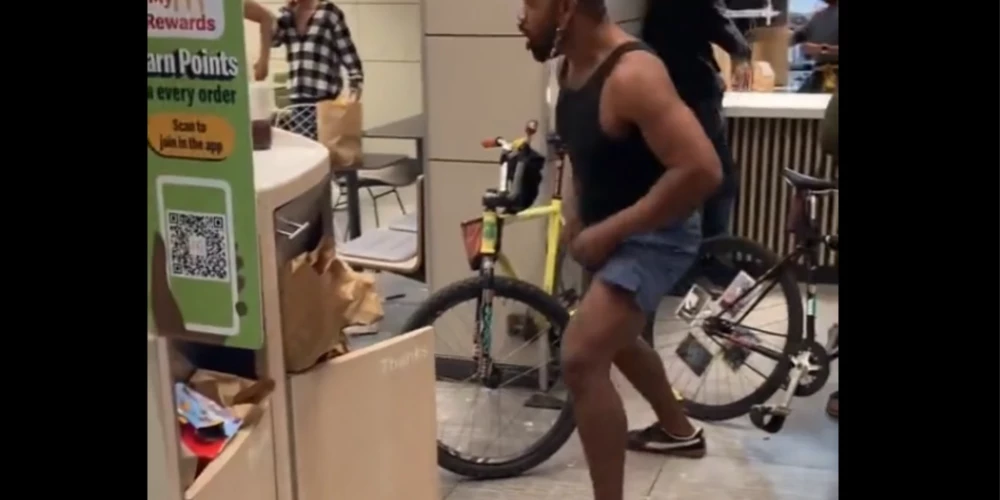 Мужчина с топором в McDonald's в Нью-Йорке