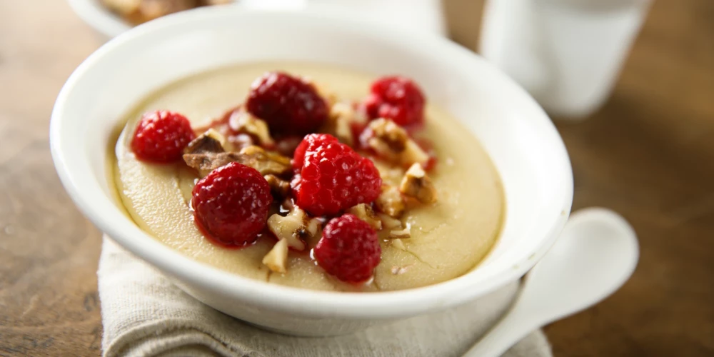 Pienā vārīta mannas putra ar piedevām