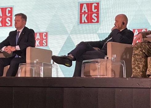 Ukraiņi sociālajos tīklos pauž sajūsmu par zeķēm, kas nesen konferencē Varšavā bijušas kājās Rīgā bāzētā NATO Stratēģiskās komunikācijas izcilības centra direktoram Jānim Sārtam (pa labi).