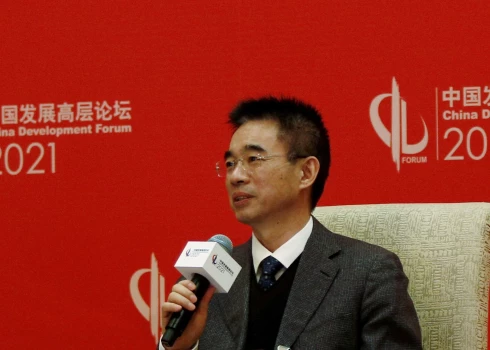 Ķīnas galvenais epidemiologs iesaka "nepieskarties ārzemniekiem"