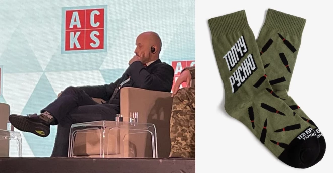 Янис Сартс пришел на конференцию в носках с надписью "Топчу русню" (Фото: скриншот Twitter; коллаж – rus.jauns.lv)