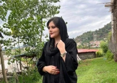Policijas iecirknī Irānā nomirusi jauna sieviete, kura aizturēta "neislāmiska" apģērba dēļ 
